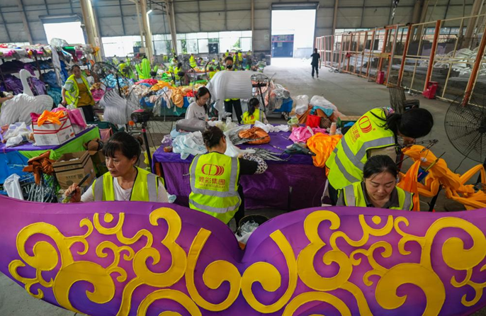 การผลิตโคมไฟและไดโนเสาร์แอนิมาโทรนิกส์ในเสฉวนเจริญรุ่งเรือง