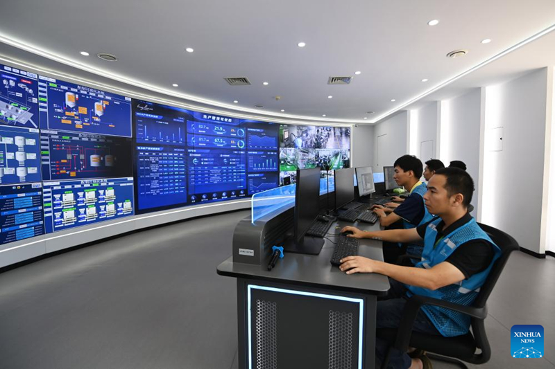 ช่างเทคนิคปฏิบัติงานระบบตรวจสอบข้อมูลของบริษัท Frog Prince (China) Daily Chemicals Co., Ltd. ในจางโจว มณฑลฝูเจี้ยน ทางตะวันออกเฉียงใต้ของจีน เมื่อวันที่ 22 สิงหาคม 2568 (ซินหัว)
