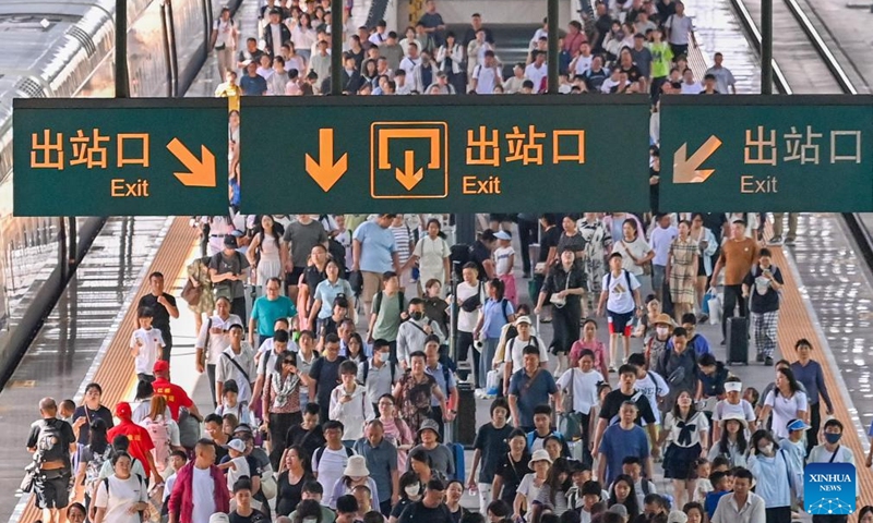 สถิติการเดินทางช่วงวันหยุดฤดูร้อนในจีนรวม 11,900 ล้านครั้ง