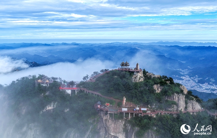 ทิวทัศน์อันงดงามของภูเขาเหล่าจวินหลังฝนตกในมณฑลเหอหนาน