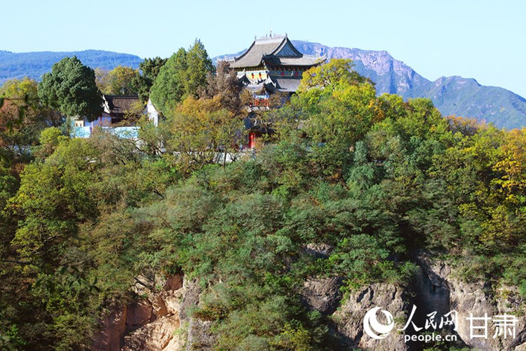 สีสันฤดูใบไม้ร่วงปกคลุมพื้นที่ชมวิวภูเขาคงถงในมณฑลกานซู่ ทางตะวันตกเฉียงเหนือของจีน