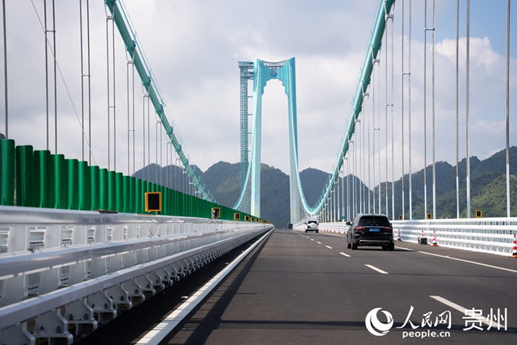 เมื่อสะพานเปิดให้บริการอย่างเป็นทางการแล้ว รถยนต์ต่าง ๆ ก็สามารถผ่านสะพานไปได้ (พีเพิลส์ เดลี่ ออนไลน์)