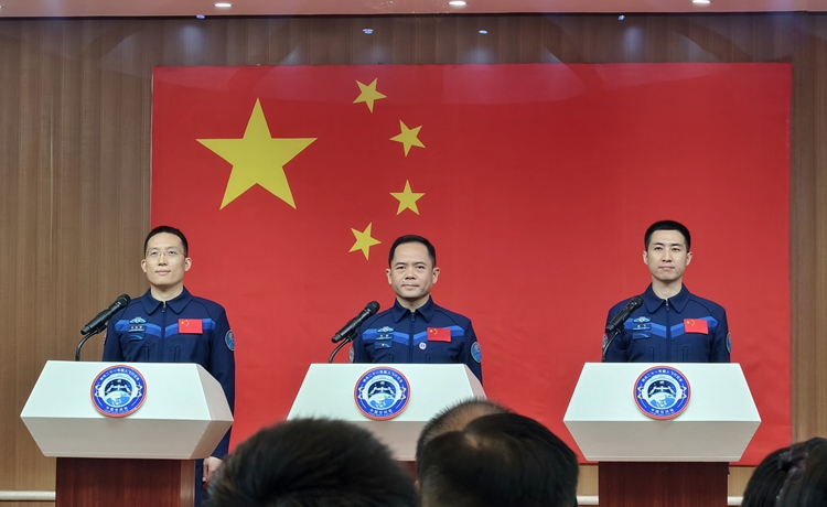 นักบินอวกาศของภารกิจเสินโจว-21 ของจีนพบปะสื่อมวลชน (พีเพิลส์ เดลี่ ออนไลน์)