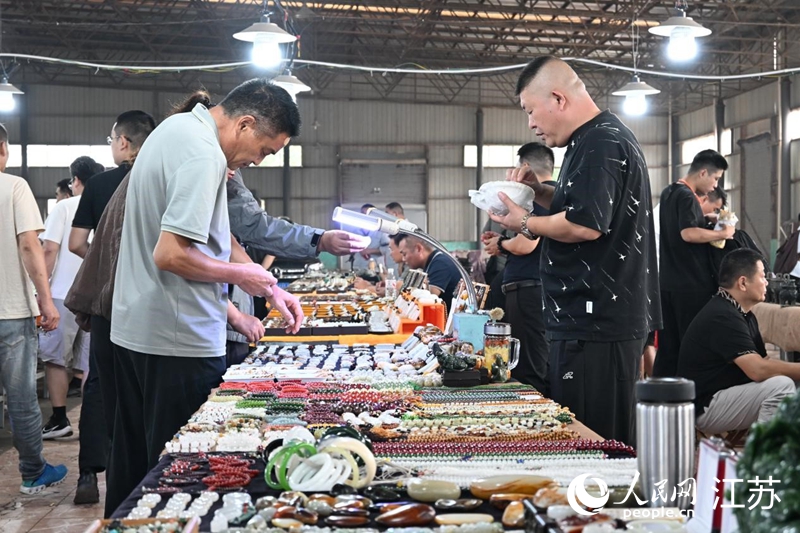 การแกะสลักหยกในอำเภอแห่งหนึ่งของมณฑลเจียงซูเติบโตเฟื่องฟู