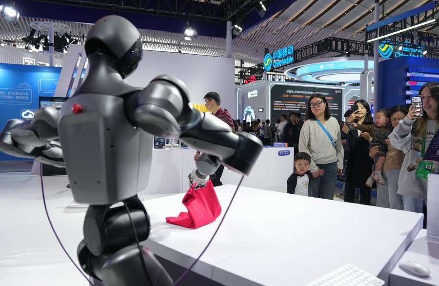 สรุปเหตุการณ์สำคัญประจำปี: การเปลี่ยนแปลงด้าน AI ของจีนกำลังขยายจากหน้าจอสู่พื้นที่ร้านค้า