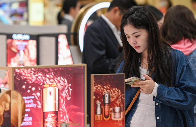 ยอดขายสินค้าปลอดภาษีช่วงวันหยุดปีใหม่บนเกาะท่องเที่ยวของจีนพุ่งสูงถึง 128.9%