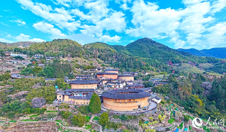 นักท่องเที่ยวดื่มด่ำกับบรรยากาศแห่งเทศกาลที่บ้านดินโบราณในฝูเจี้ยน