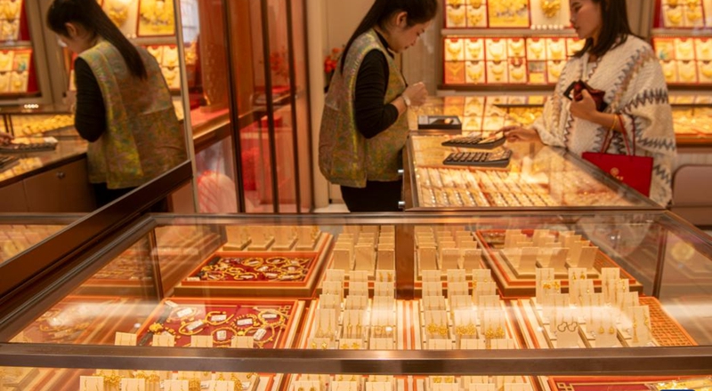 ผู้บริโภควัยรุ่นจีนหันมานิยมซื้อทองท่ามกลางราคาที่กำลังพุ่ง