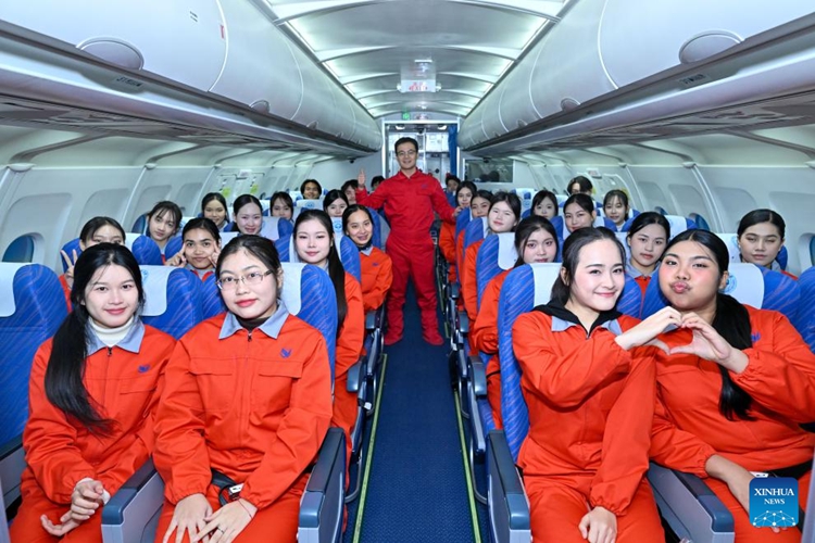 นักศึกษาแอร์โฮสเตสชาวไทยร่วมเรียนฝึกปฏิบัติในจีน