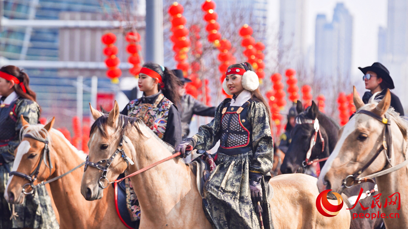กิจกรรมประเพณีปีใหม่ของเมืองอูรุมชีทำให้ประชาชนได้สัมผัสเสน่ห์แห่งวัฒนธรรมดั้งเดิม