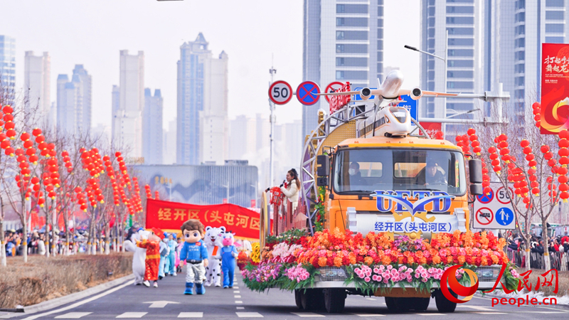 กิจกรรมประเพณีปีใหม่ของเมืองอูรุมชีทำให้ประชาชนได้สัมผัสเสน่ห์แห่งวัฒนธรรมดั้งเดิม