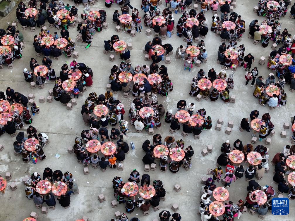 ชนบทที่สวยงาม ฤดูใบไม้ผลิบนเนินเขา