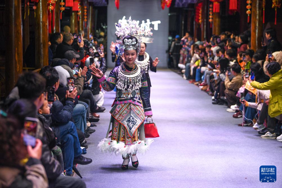 แฟชั่นโชว์ "หมู่บ้าน T" จัดขึ้นที่มณฑลกุ้ยโจว