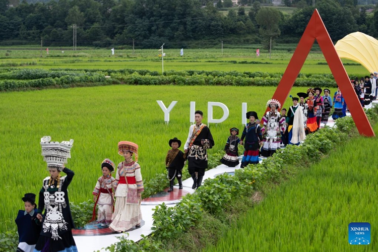 แฟชั่นโชว์ชุดพื้นเมืองชาติพันธุ์ จัดขึ้นในมณฑลเสฉวน ทางตะวันตกเฉียงใต้ของจีน