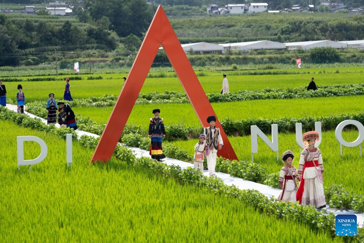 แฟชั่นโชว์ชุดพื้นเมืองชาติพันธุ์ จัดขึ้นในมณฑลเสฉวน ทางตะวันตกเฉียงใต้ของจีน