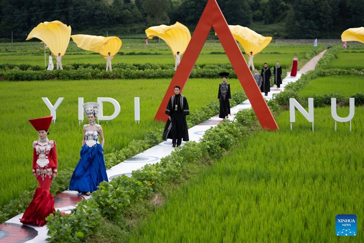 แฟชั่นโชว์ชุดพื้นเมืองชาติพันธุ์ จัดขึ้นในมณฑลเสฉวน ทางตะวันตกเฉียงใต้ของจีน