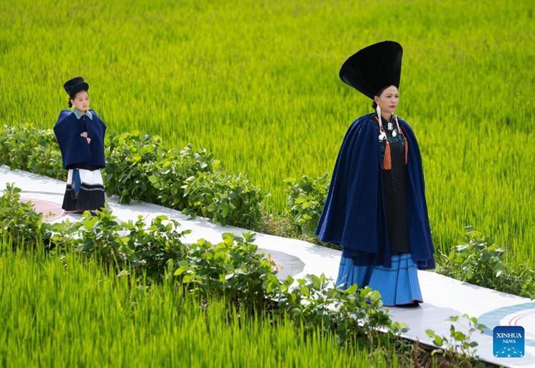 แฟชั่นโชว์ชุดพื้นเมืองชาติพันธุ์ จัดขึ้นในมณฑลเสฉวน ทางตะวันตกเฉียงใต้ของจีน