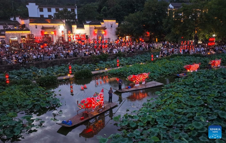 ขบวนแห่ “โคมไฟรูปปลา” พร่างพรายยามราตรี สร้างสีสันให้หมู่บ้านโบราณในหวงซาน อันฮุย