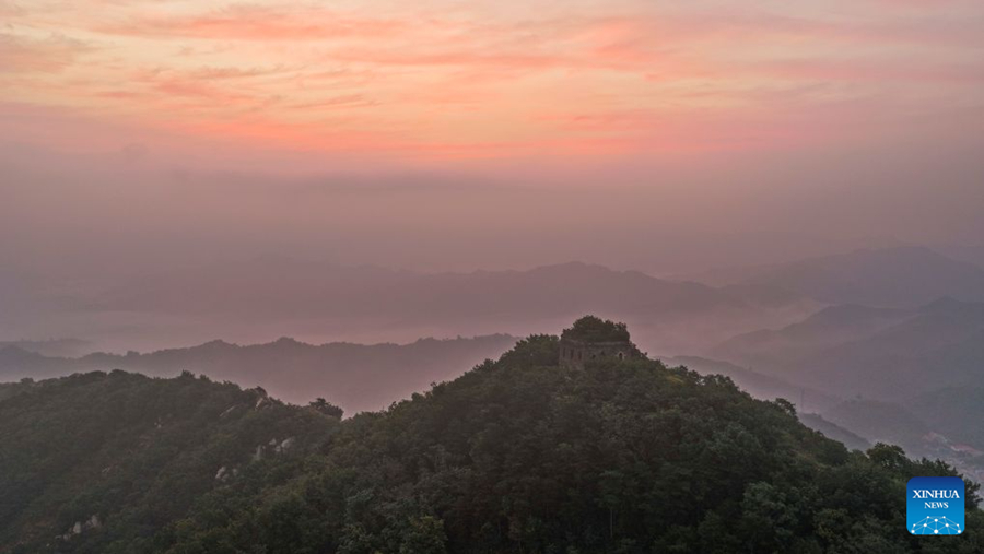 ทิวทัศน์ยามเช้าของกำแพงเมืองจีนโบราณในมณฑลเหอเป่ย