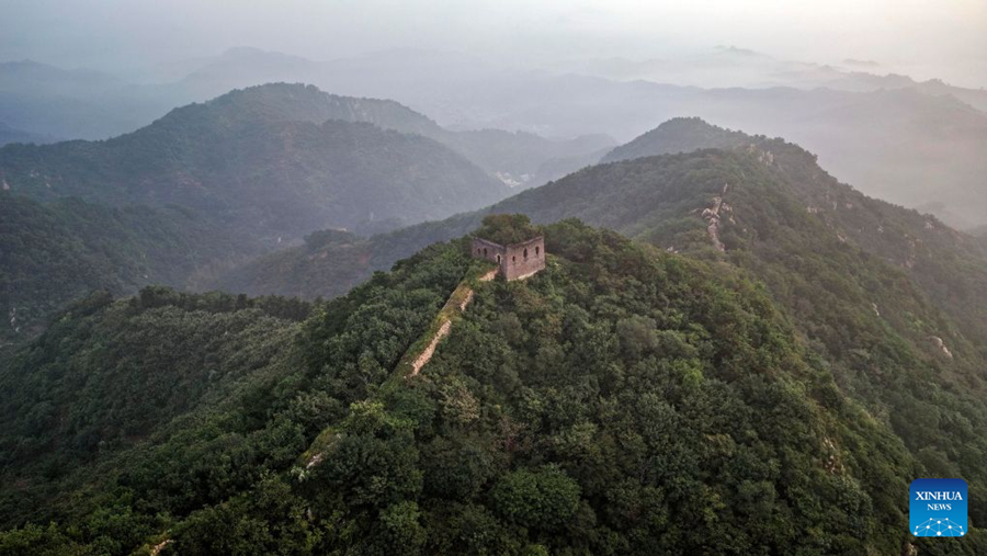 ทิวทัศน์ยามเช้าของกำแพงเมืองจีนโบราณในมณฑลเหอเป่ย