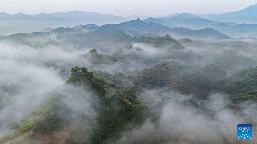 ทิวทัศน์ยามเช้าของกำแพงเมืองจีนโบราณในมณฑลเหอเป่ย