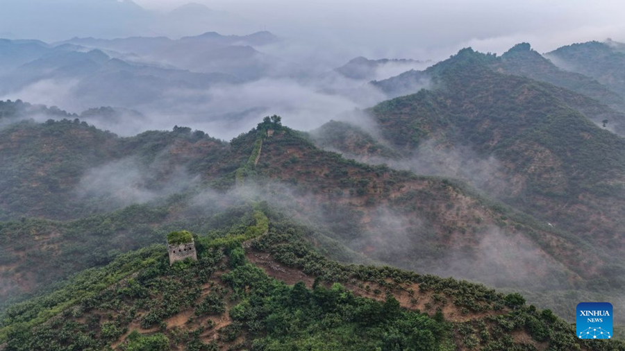 ทิวทัศน์ยามเช้าของกำแพงเมืองจีนโบราณในมณฑลเหอเป่ย