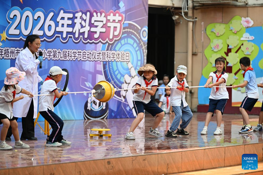 โรงเรียนประถมในอู๋โจวจัดกิจกรรมวิทยาศาสตร์รับวันชาติจีน