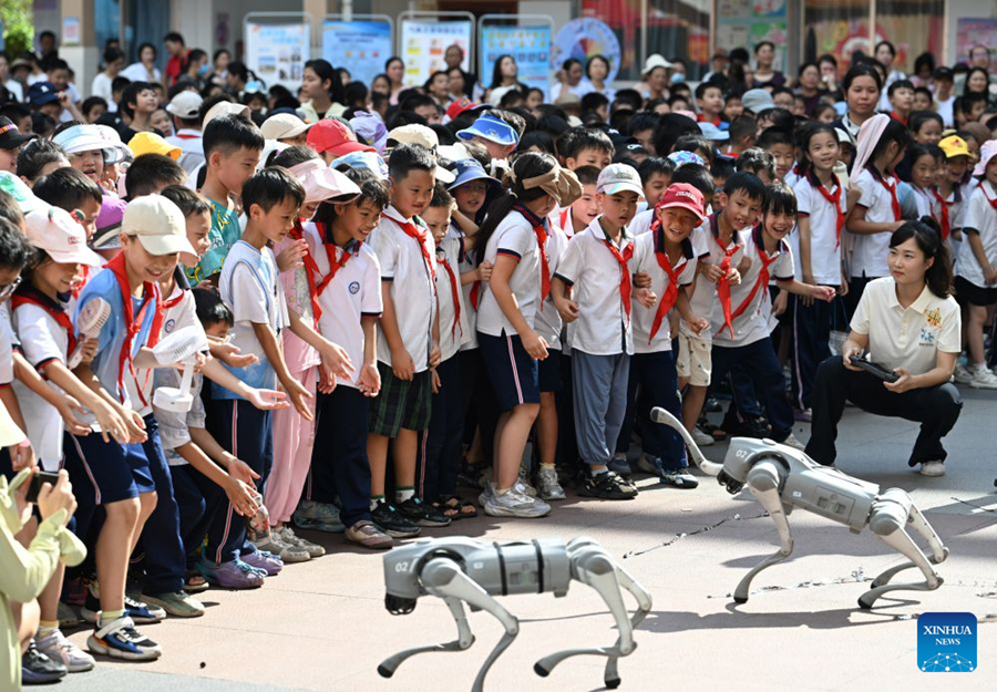 โรงเรียนประถมในอู๋โจวจัดกิจกรรมวิทยาศาสตร์รับวันชาติจีน
