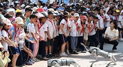 โรงเรียนประถมในอู๋โจวจัดกิจกรรมวิทยาศาสตร์รับวันชาติจีน